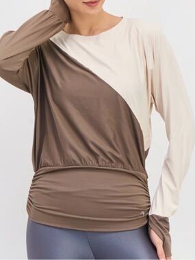 Tahari Sport Two-Tone Taupe & Cream Long Sleeve Top, ruched sides, thumb hole XL